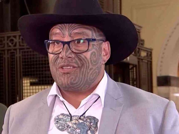 Il deputato Maori vince la battaglia: niente cravatta in aula