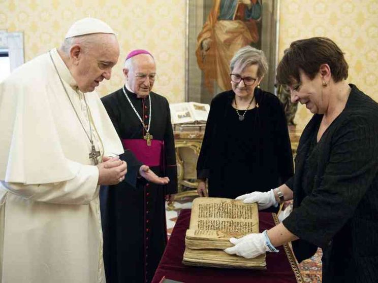Sidra, il libro sacro salvato dal Daesh, portato a papa Francesco