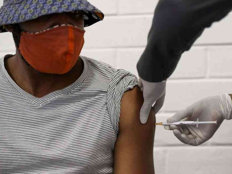 130 Paesi senza vaccini. E la Ue ferma gli acquisti paralleli