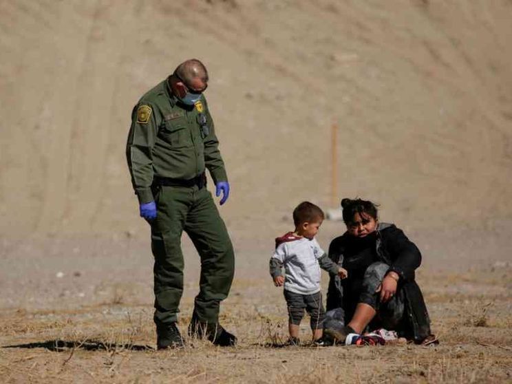 Gli Usa aprono il confine con il Messico ai profughi-ostaggi nel limbo Covid