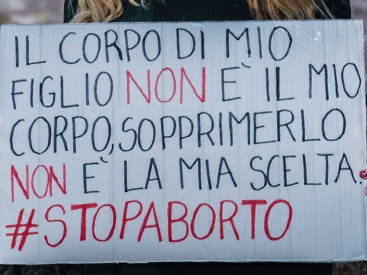 L'aborto e quel manifesto offuscato a Reggio Calabria
