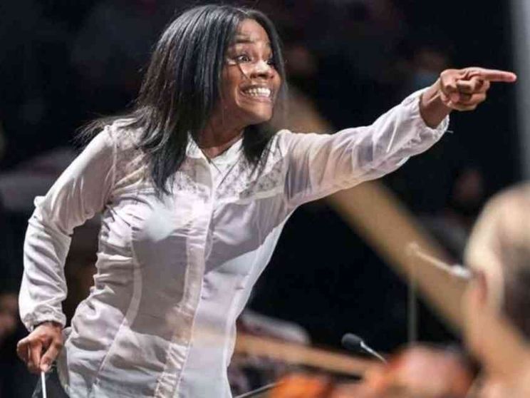 La favola di Glass, così Parigi accoglie la prima "maestra" nera