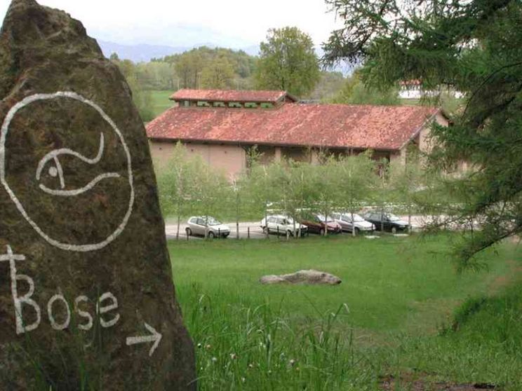 «Più rispetto per le decine di monaci che qui pregano e studiano»