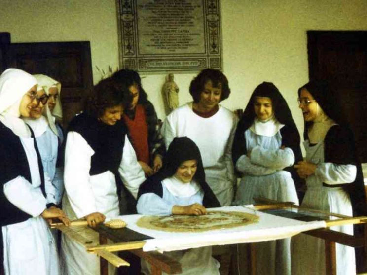 Le monache di San Giulio restaurano «gli abiti» della preghiera