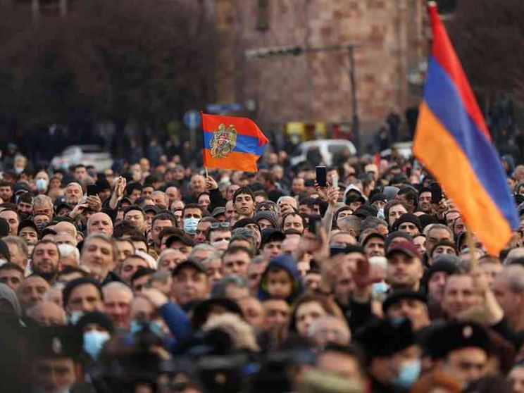 Armenia nel caos e il premier denuncia: tentativo di golpe