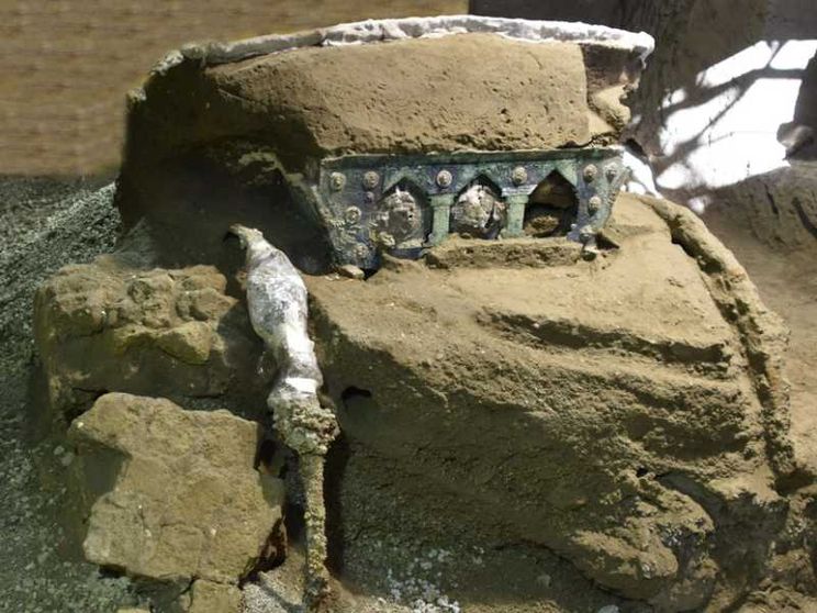 Pompei: scoperto intatto un grande carro cerimoniale