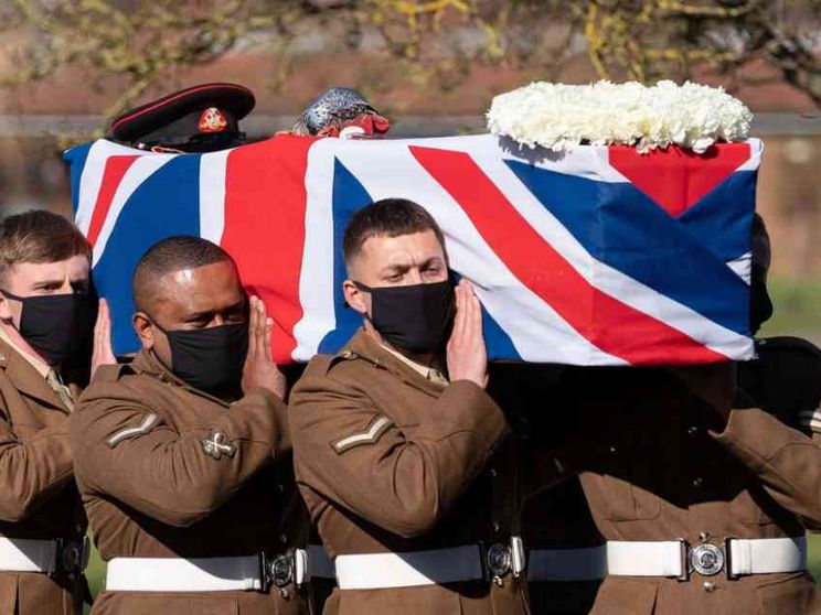 Anche il sorvolo della Raf per i funerali del capitano Tom