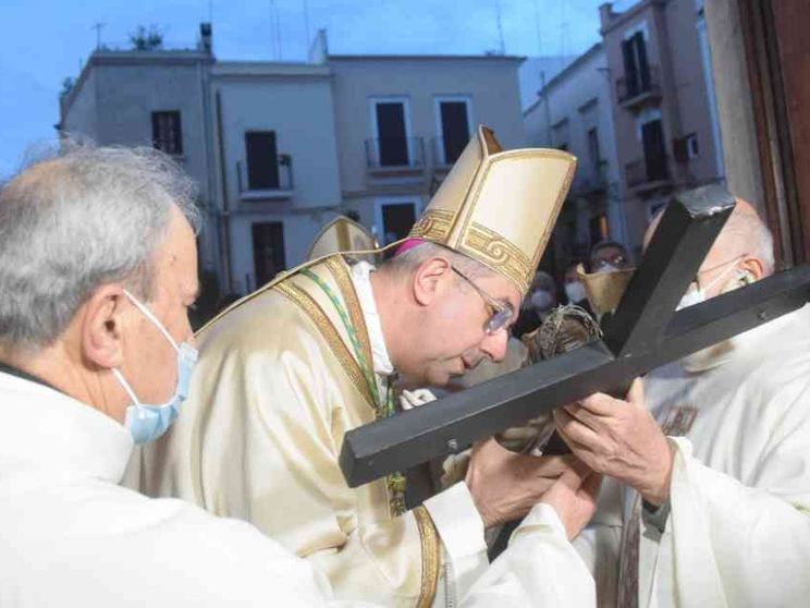 Ricoverato in ospedale l'arcivescovo di Bari-Bitonto, positivo al Covid