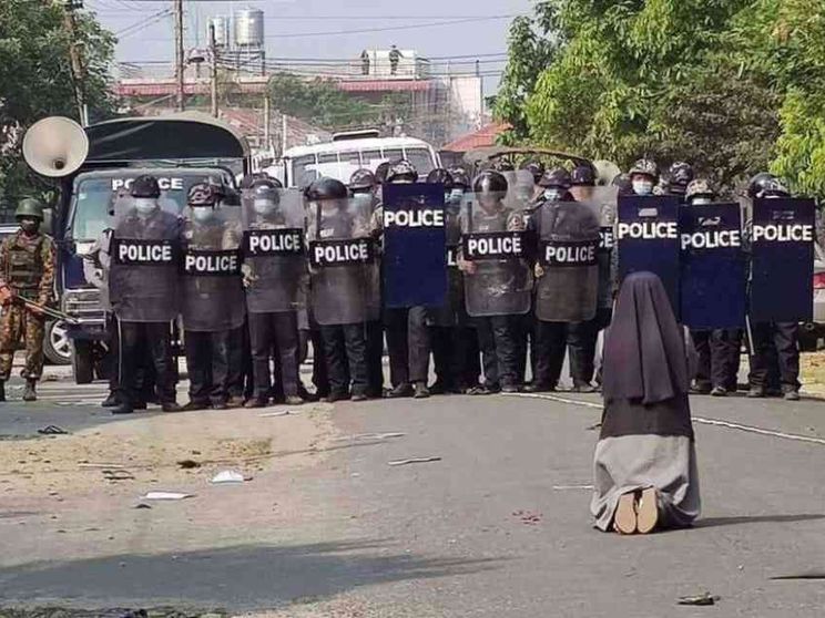 Suu Kyi riappare in video. La foto-icona della suora davanti alla polizia