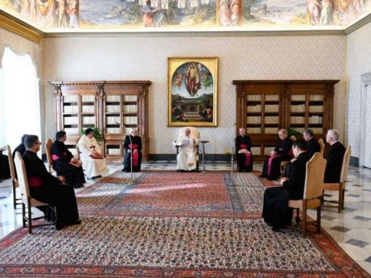 Il Papa: il dialogo con Dio è una grazia, noi "zoppichiamo" con ogni parola