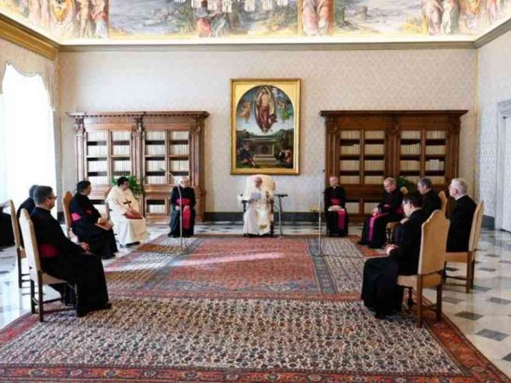 Il Papa: il dialogo con Dio è una grazia, noi "zoppichiamo" con ogni parola