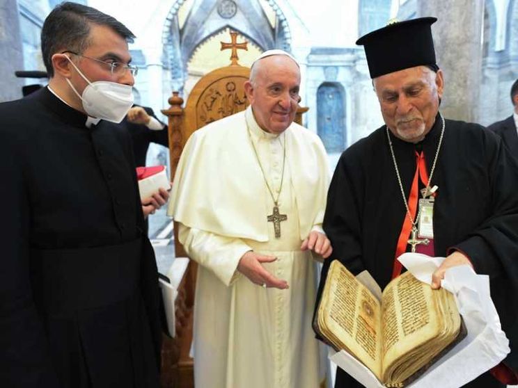 Il Papa riporta a Qaraqosh il libro sacro salvato dall'odio del Daesh