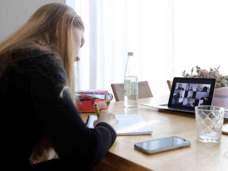 Online prigionieri dell'istante. Va ritrovato il senso del tempo