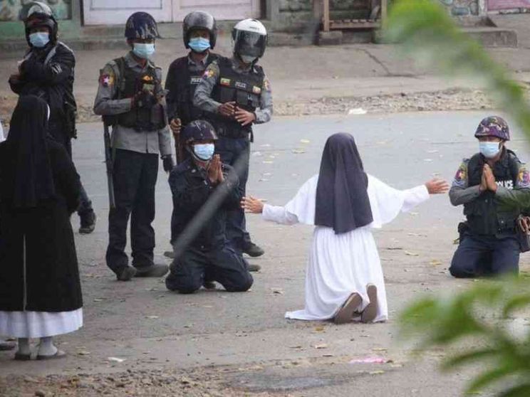 La suora eroina di Myanmar: "Ai militari ho detto: uccidete me"