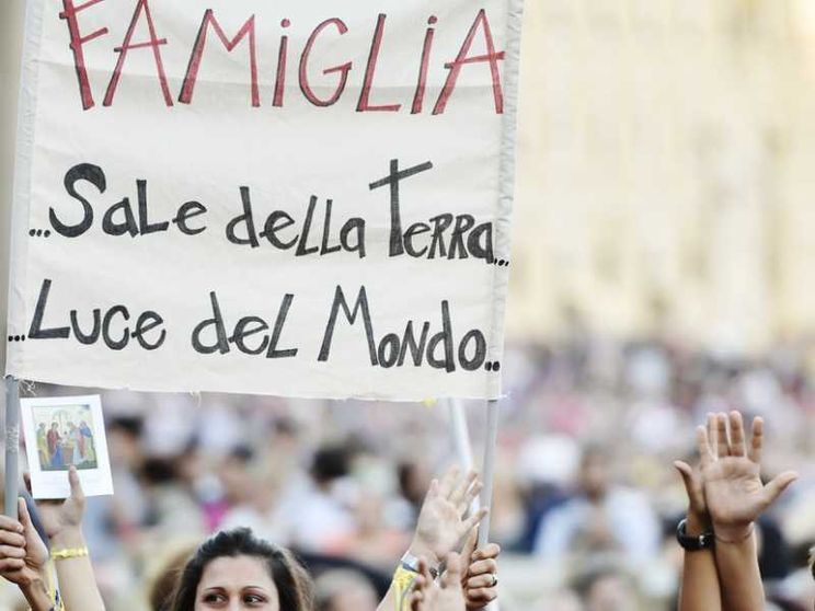 Il Papa: proteggiamo la famiglia da ciò che ne compromette la bellezza