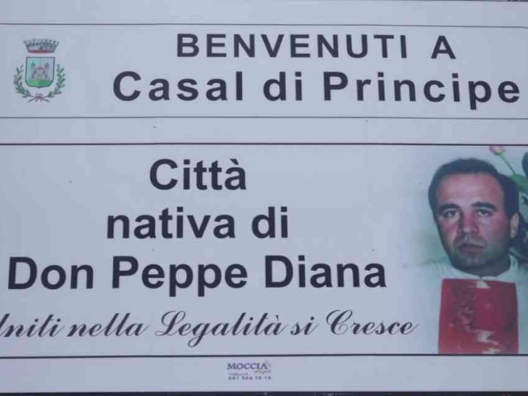 La memoria di don Peppe Diana, ucciso dalla camorra, corre sui social