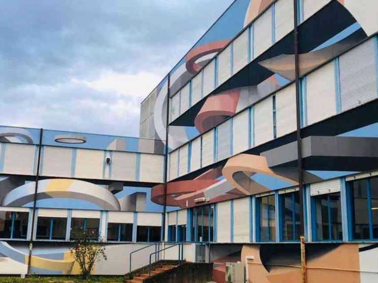 Performer a luci rosse in cattedra al liceo, genitori in rivolta