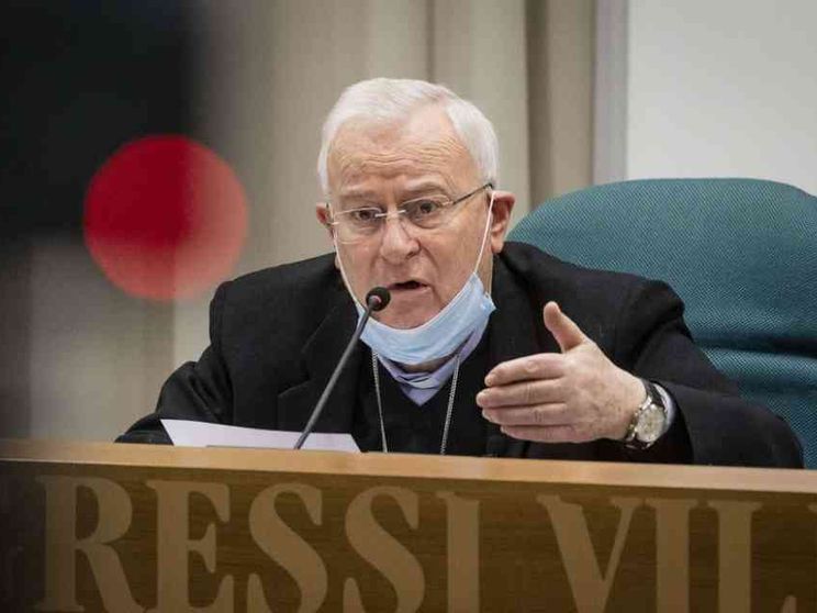 Bassetti: «Vaccinarsi si deve. Attenti all'assedio delle due povertà»