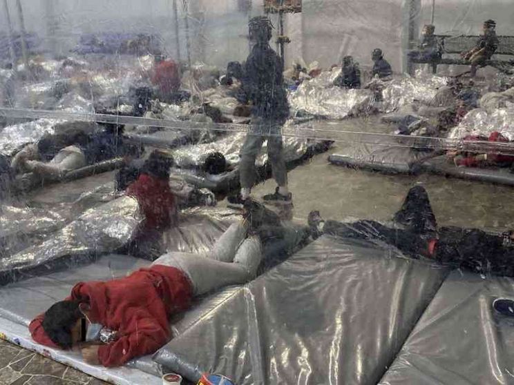 Foto-choc dei migranti: crisi di confine per Biden