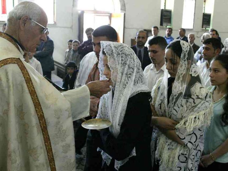 Più sacerdoti e diaconi permanenti. Ma vocazioni in calo