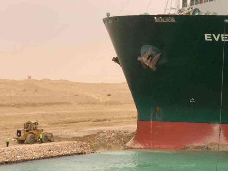 Suez ancora bloccato dalla nave cargo. «9,6 miliardi di danni al giorno»