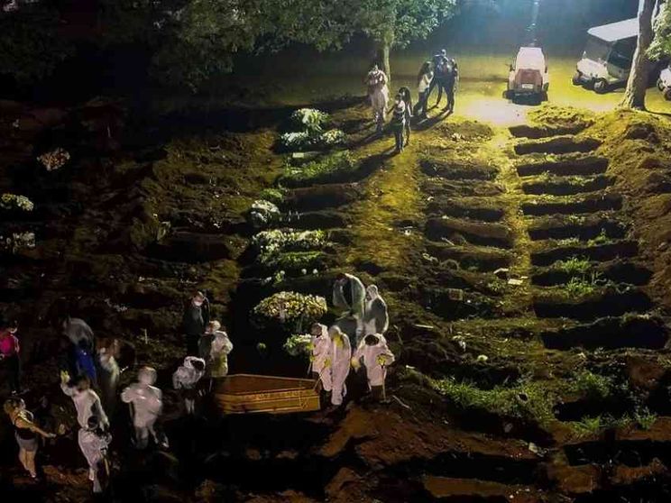 Un anno dopo, il Brasile è tornato dentro l'inferno. Superati i 300mila morti