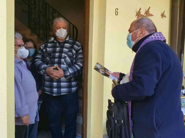 La benedizione delle famiglie? La creatività «batte» il coronavirus