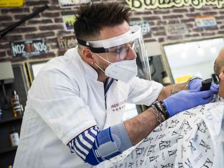 Il barbiere riapre un'ora per il ragazzo autistico che si fida solo di lui