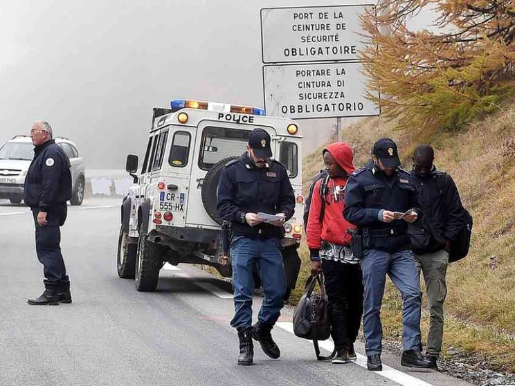 Migranti respinti al Monginevro, dimessa la bambina