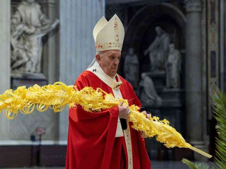 Il Papa: stupirsi di fronte a Gesù che trionfa sulla croce
