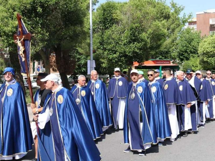 Niente processioni a Pasqua. Ma la pietà popolare è «social»