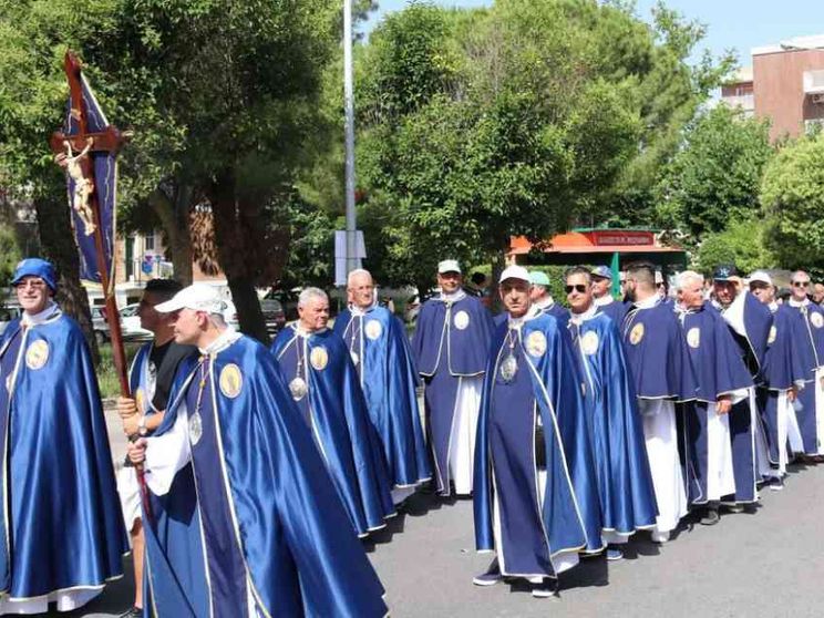 Niente processioni a Pasqua. Ma la pietà popolare è «social»