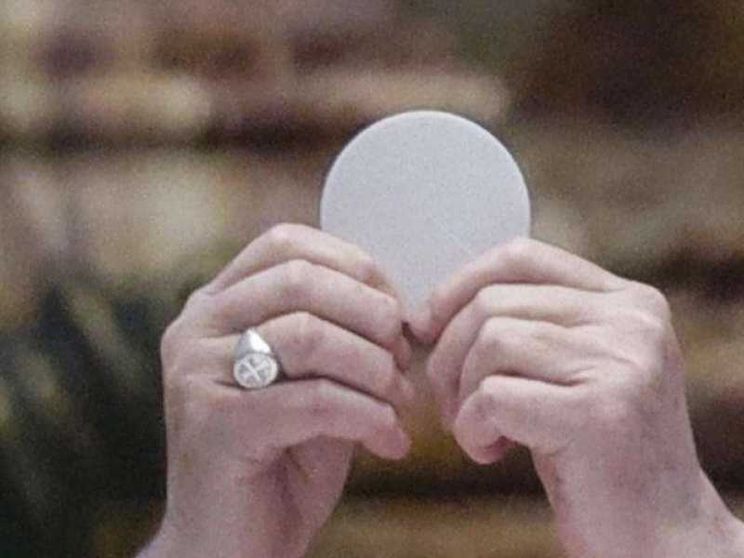 La Messa in Coena Domini in diretta tv e social