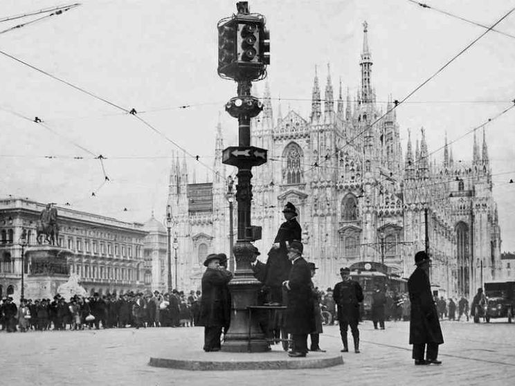 Ecco a Milano il primo semaforo in Italia: a 4 colori e complicato