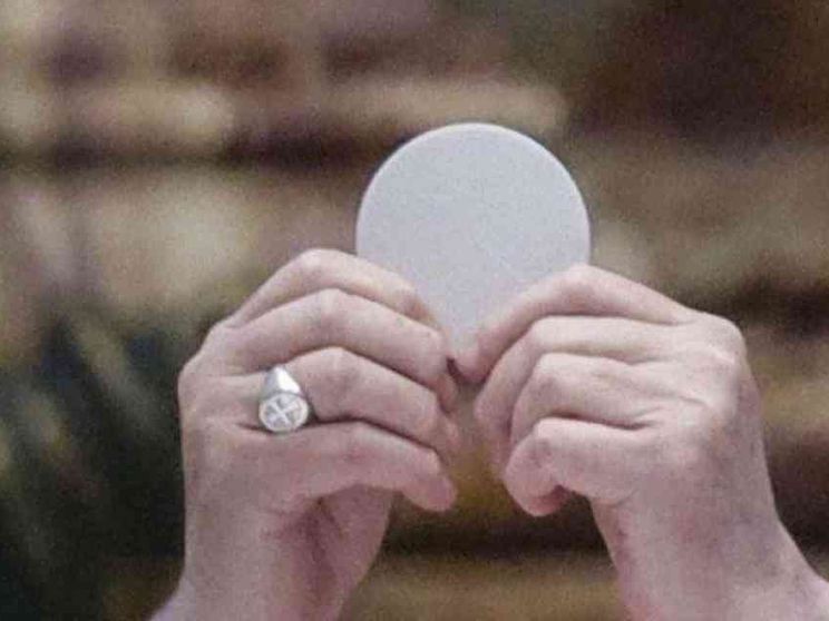 La Messa in Coena Domini in diretta tv e social