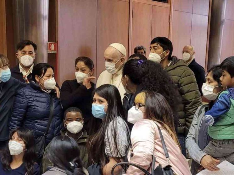 Il Papa è andato a salutare i senza dimora durante le vaccinazioni / Foto
