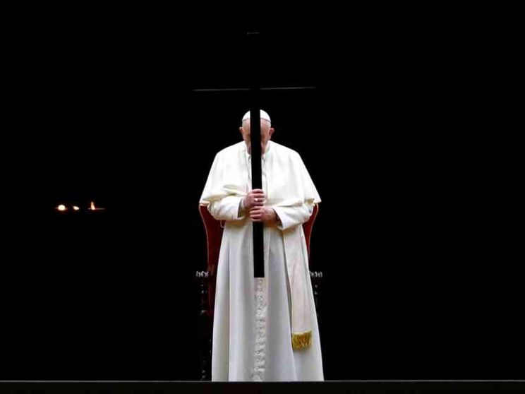 L'abbraccio di papa Francesco ai bambini della via Crucis