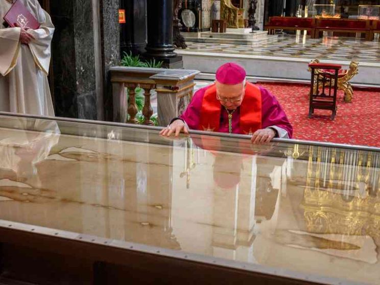Nosiglia prega davanti alla Sindone: "È via di amore e solidarietà"