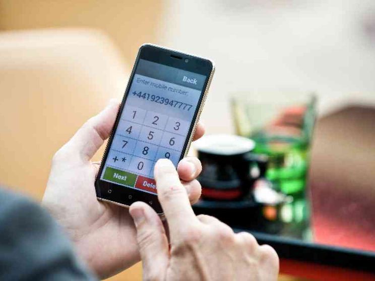 Gli anziani che usano lo smartphone