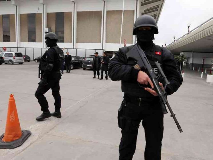 L'orrore: mamma terrorista si fa esplodere con il bebè in braccio