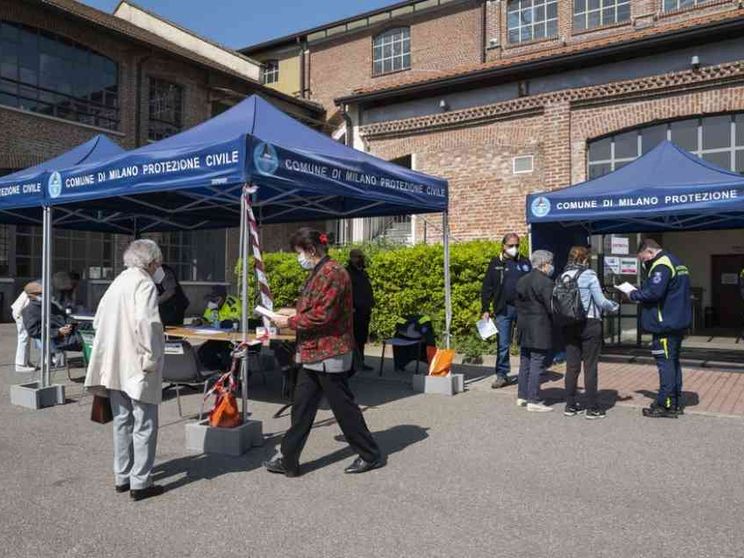 Le 500mila iniezioni al giorno sono un miraggio. Ecco cosa frena le vaccinazioni