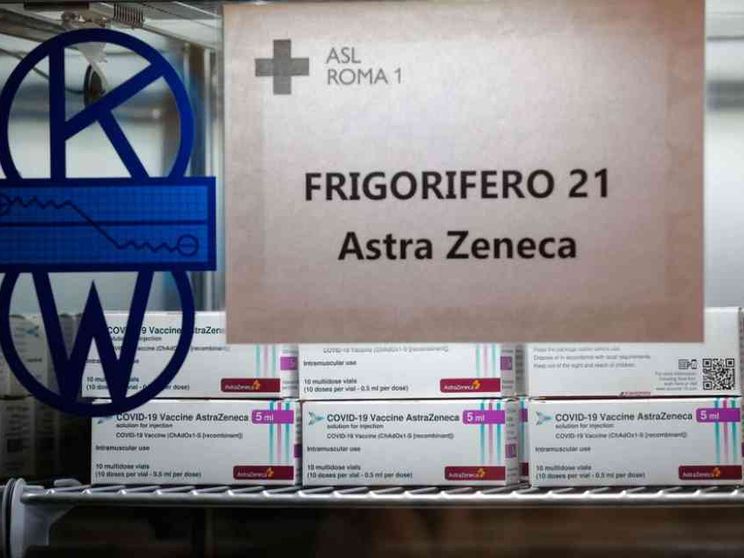 Il ministero: AstraZeneca sopra i 60 anni, ma avanti con le seconde dosi