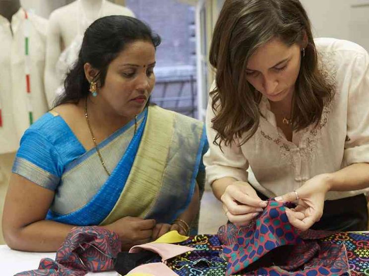 Le donne indiane cambiano vita grazie ai loro abiti tradizionali