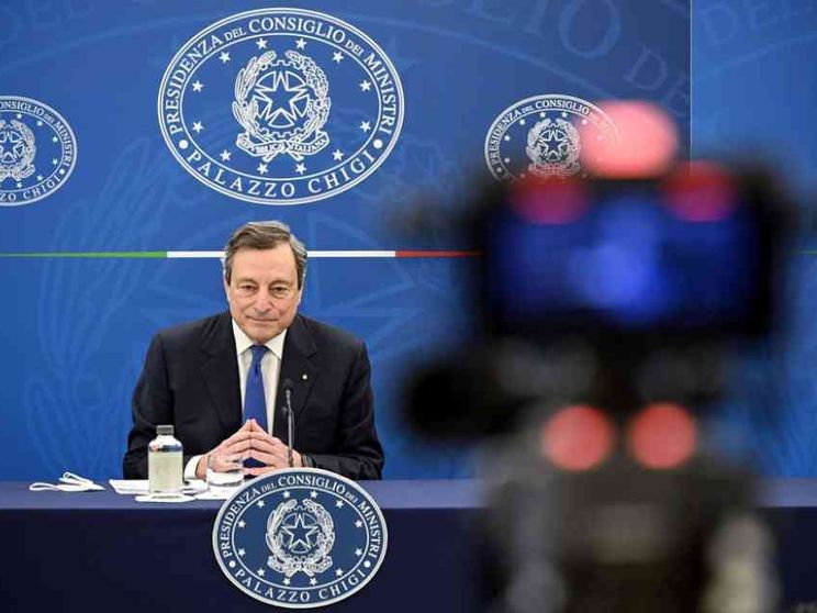 Draghi: più vaccini faremo, prima riapriremo. Turisti col certificato vaccinale