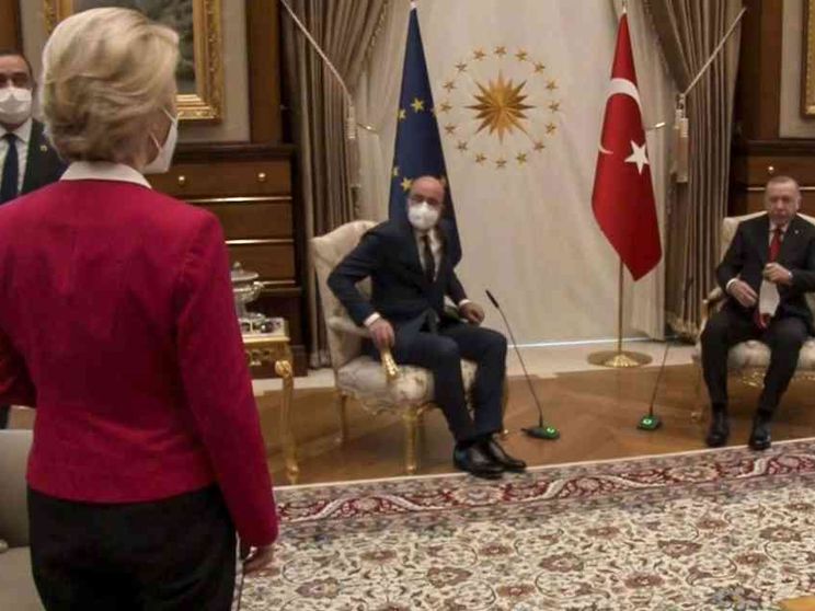 Draghi: «Erdogan un dittatore, von der Leyen umiliata». La rabbia di Ankara