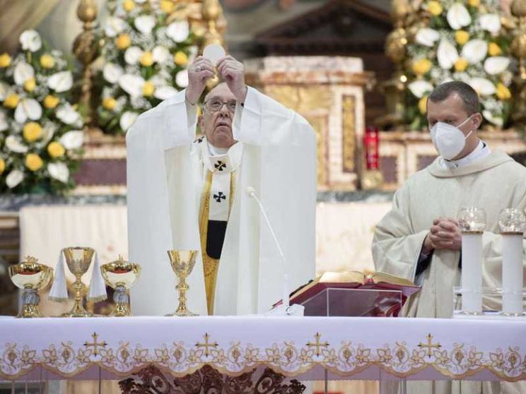 Il Papa: non viviamo una fede a metà