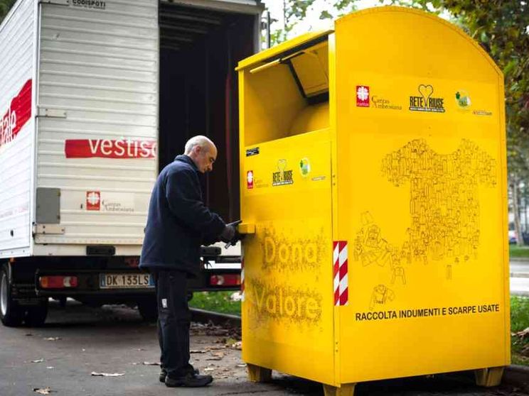 Viaggio nel centro di smistamento abiti usati della Caritas Ambrosiana