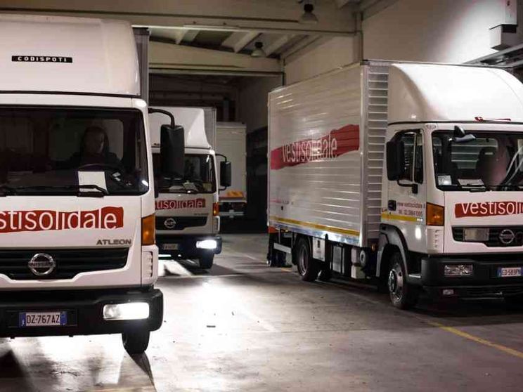 Abiti usati: così i cassonetti battono le cosche