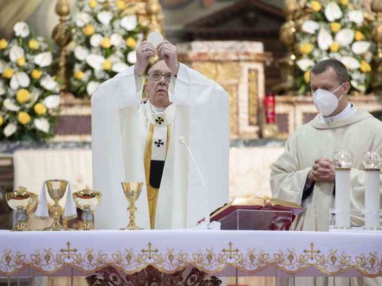 Il Papa: non viviamo una fede a metà