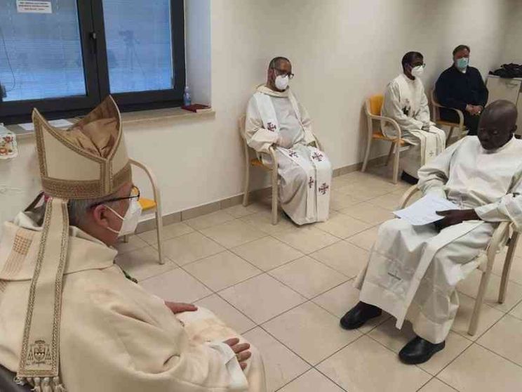 Padre Livinius ordinato sacerdote nell'hospice dove combatte la leucemia